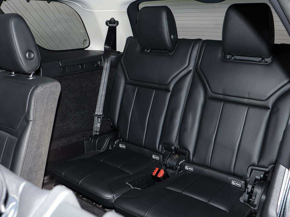 Land Rover Discovery с пробегом — 2018 год. Фото: #10