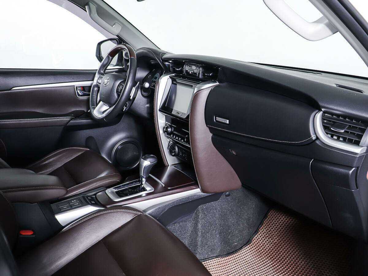 Toyota Fortuner с пробегом — 2017 год. Фото: #8