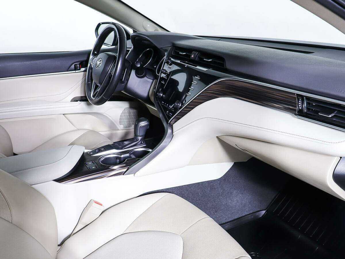 Toyota Camry с пробегом — 2018 год. Фото: #9