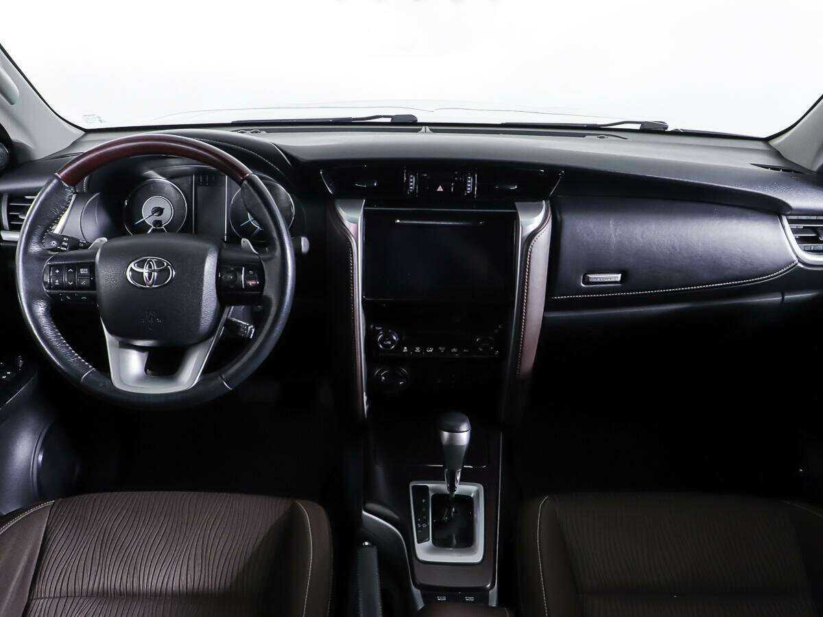 Toyota Fortuner с пробегом — 2017 год. Фото: #9