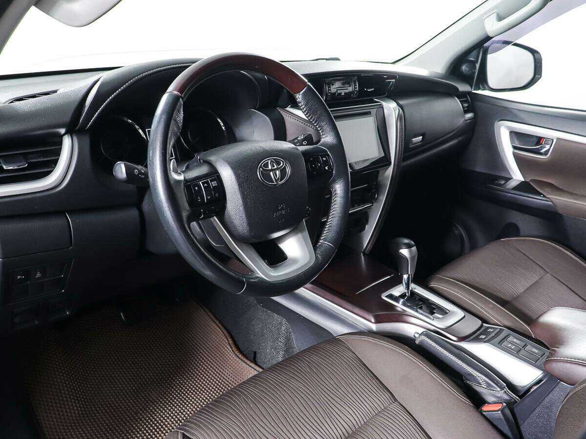 Toyota Fortuner с пробегом — 2017 год. Фото: #11