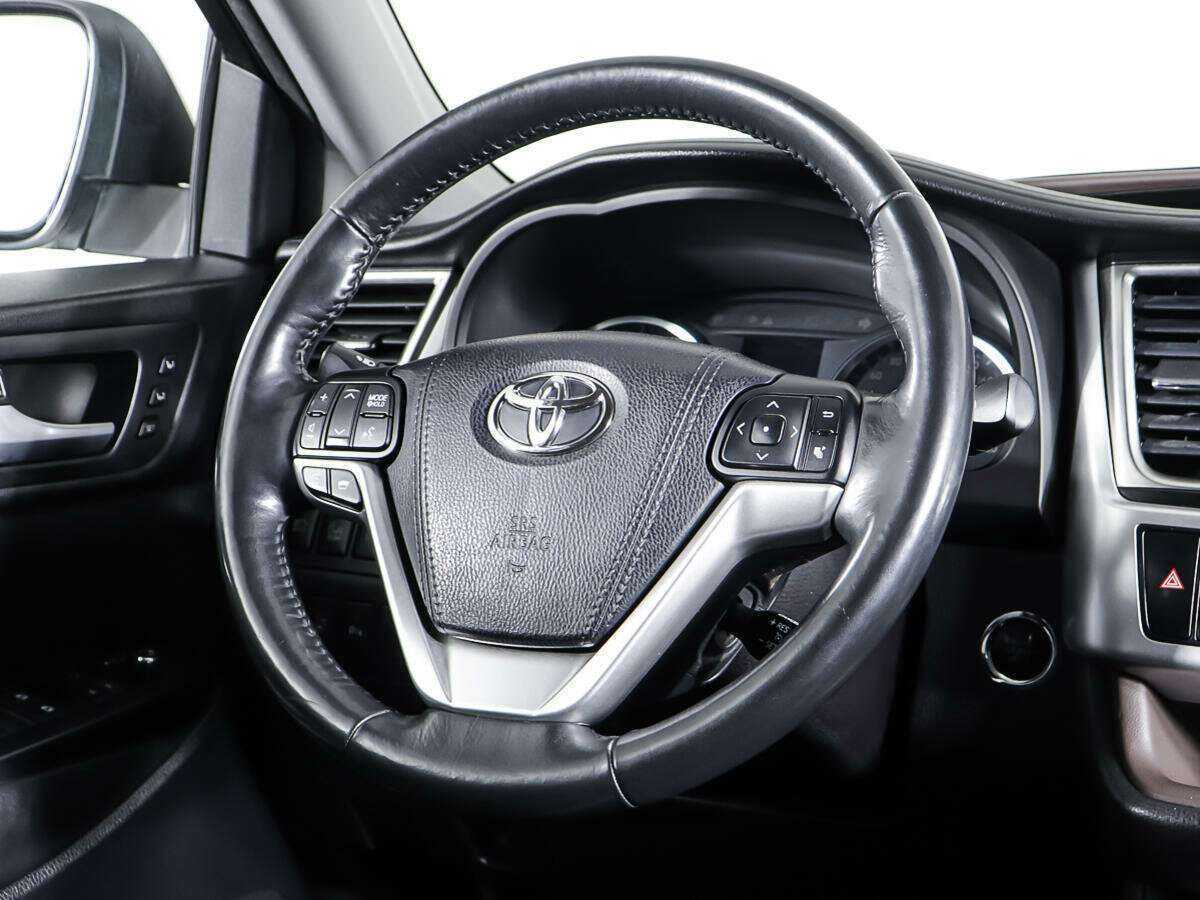 Toyota Highlander с пробегом — 2015 год. Фото: #19