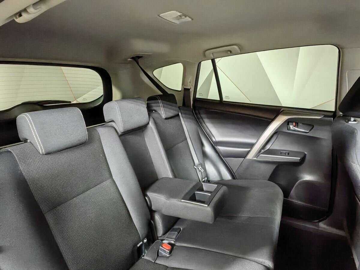 Toyota RAV4 с пробегом — 2018 год. Фото: #12