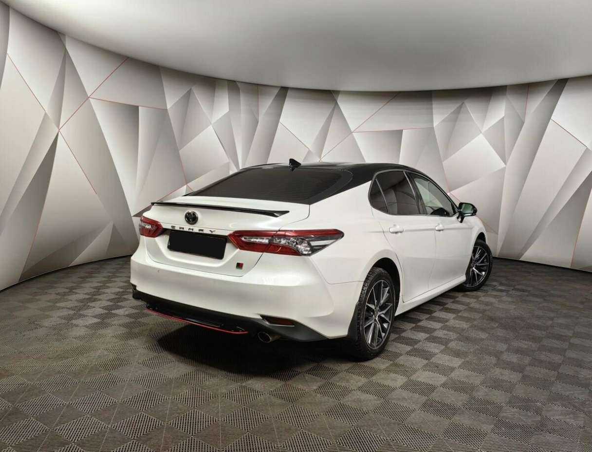 Toyota Camry с пробегом — 2021 год. Фото: #1