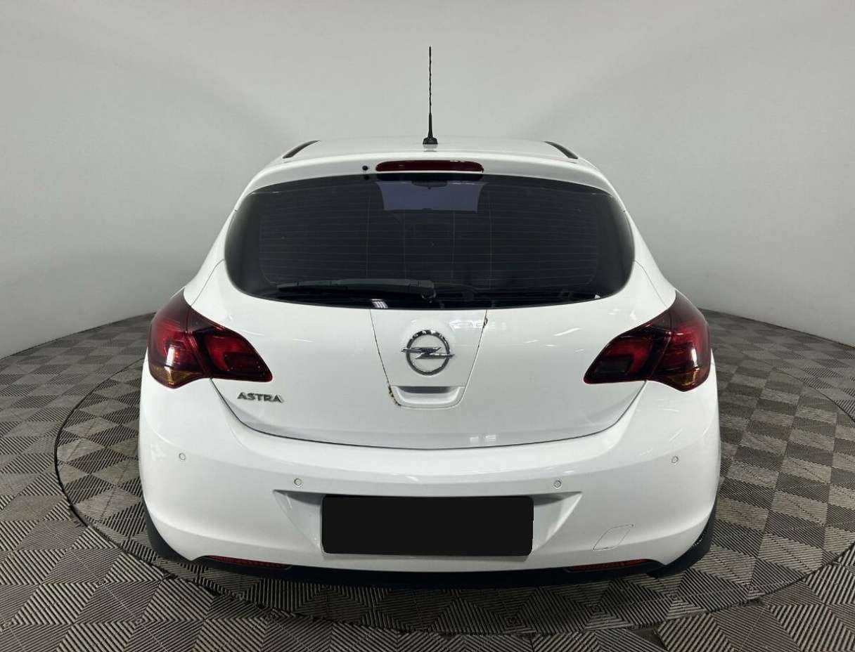 Opel Astra с пробегом — 2011 год. Фото: #2