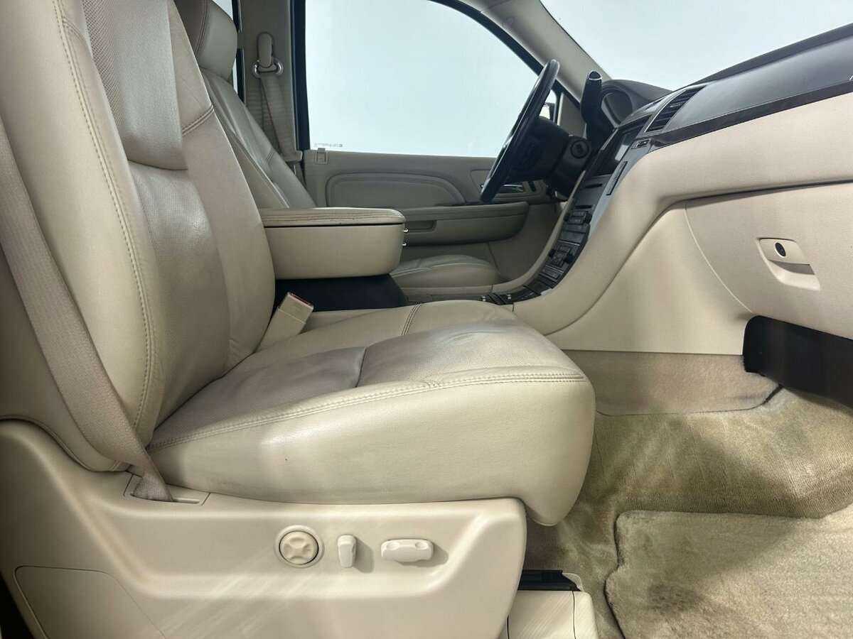 Cadillac Escalade с пробегом — 2008 год. Фото: #13