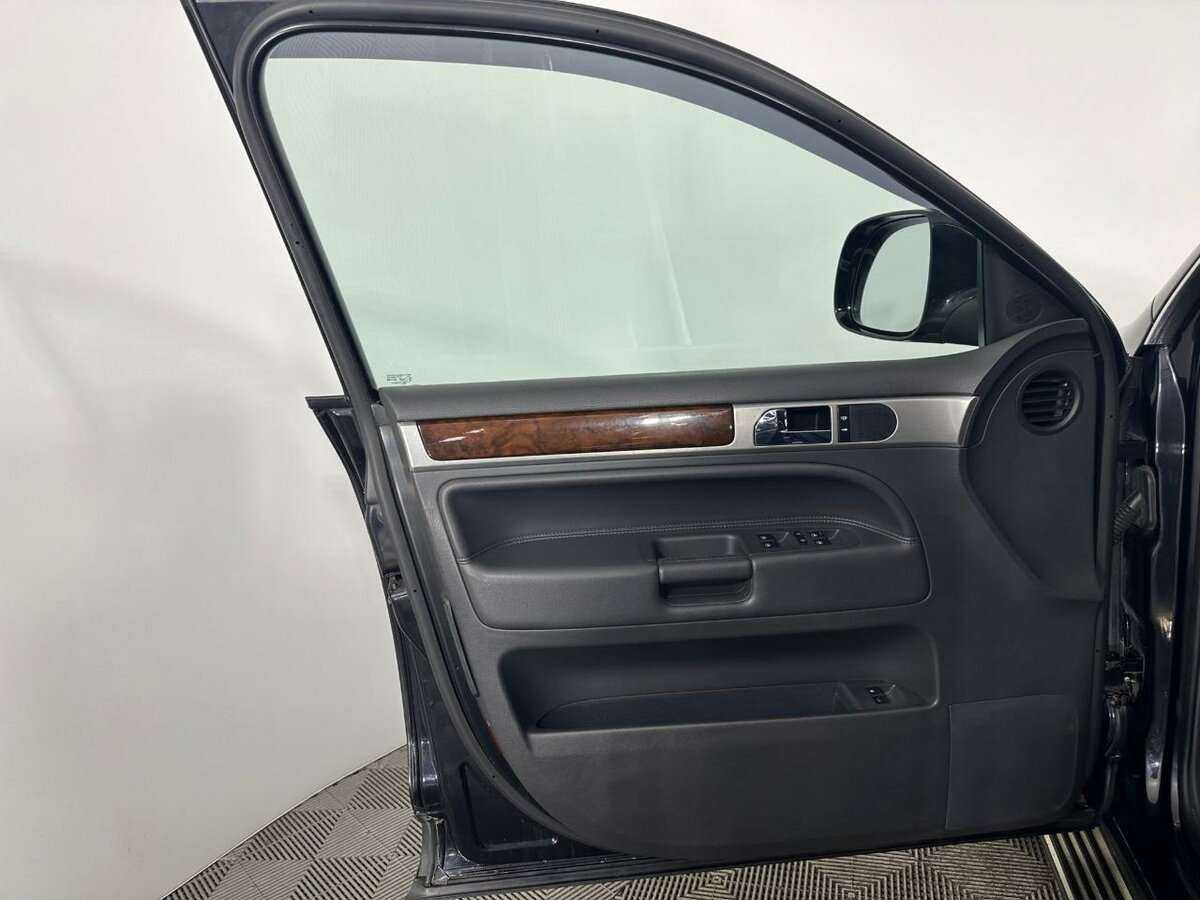 Volkswagen Touareg с пробегом — 2008 год. Фото: #6