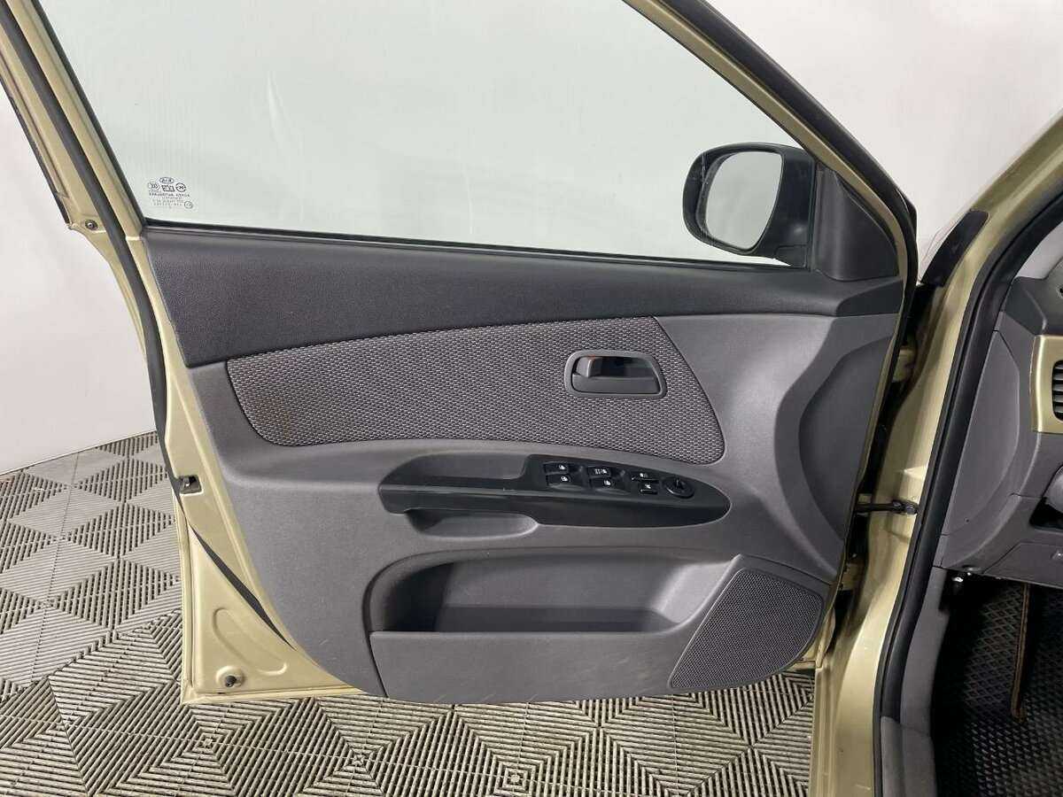 Kia Rio с пробегом — 2010 год. Фото: #7