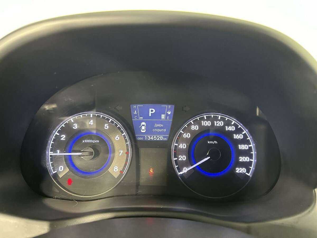 Hyundai Solaris с пробегом — 2011 год. Фото: #10