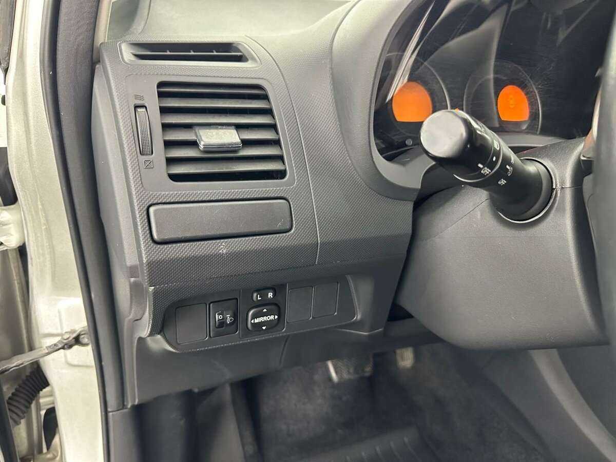 Toyota Auris с пробегом — 2007 год. Фото: #8