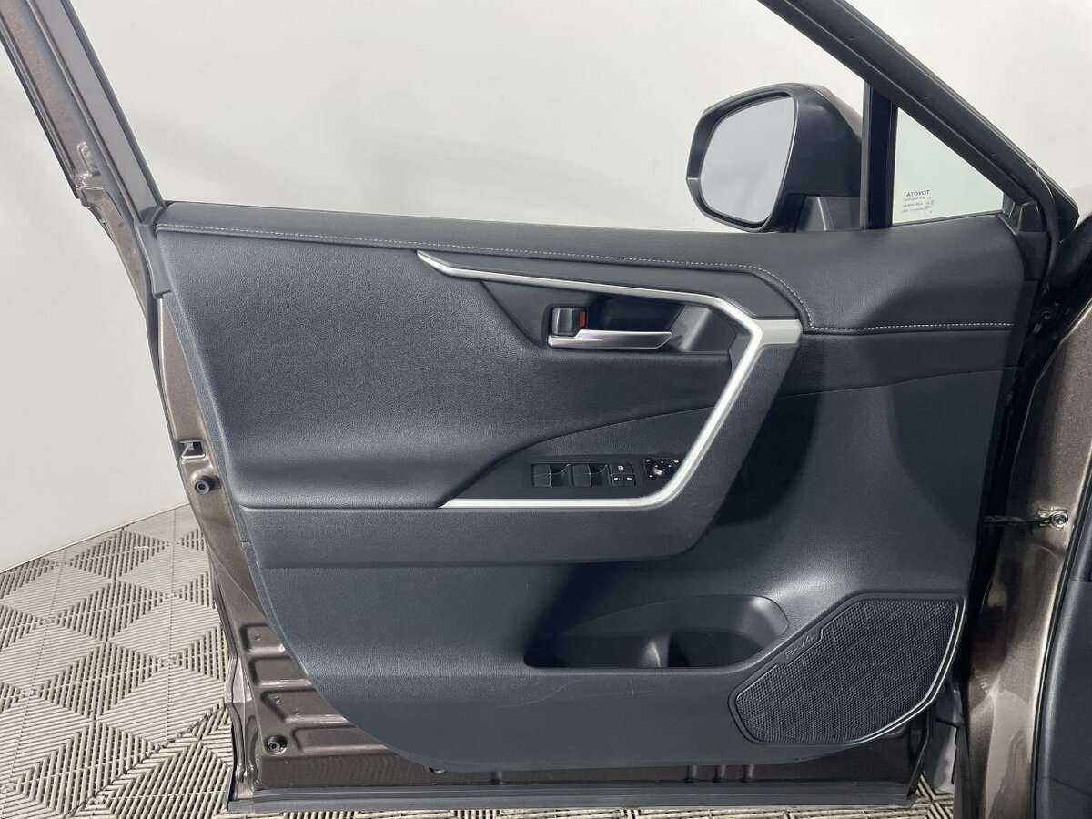 Toyota RAV4 с пробегом — 2019 год. Фото: #6