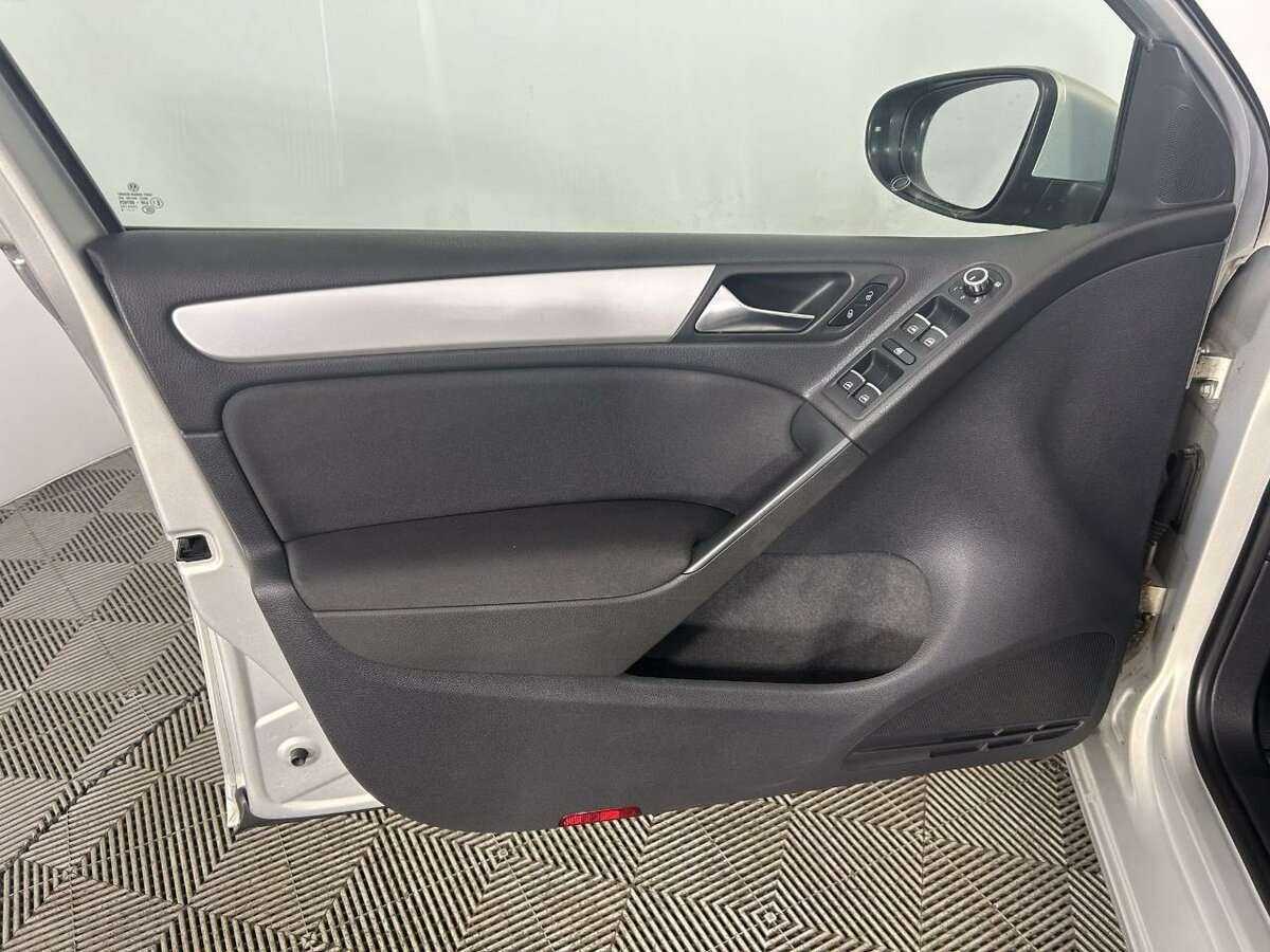 Volkswagen Golf с пробегом — 2010 год. Фото: #6