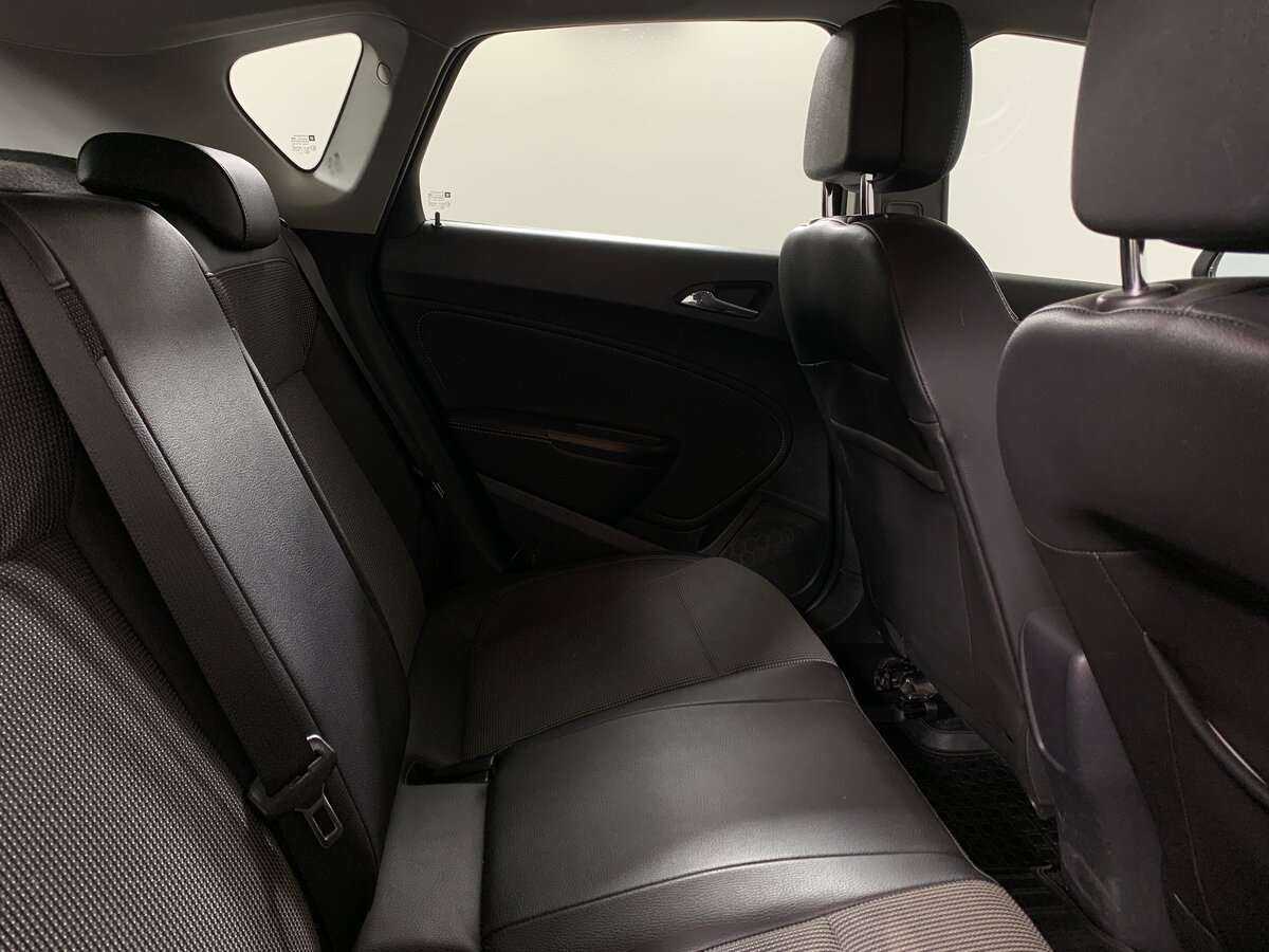 Opel Astra с пробегом — 2012 год. Фото: #14