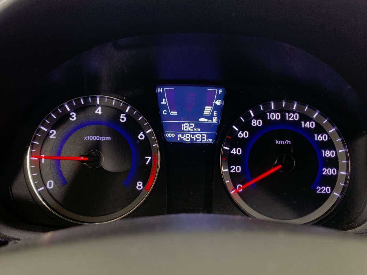 Hyundai Solaris с пробегом — 2011 год. Фото: #11