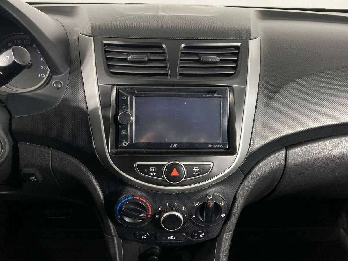 Hyundai Solaris с пробегом — 2011 год. Фото: #12