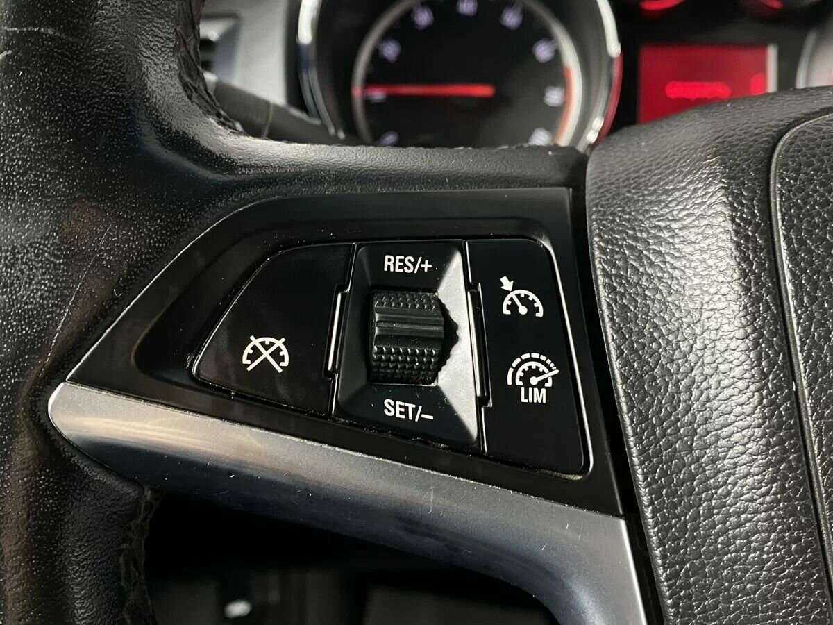 Opel Astra с пробегом — 2013 год. Фото: #12