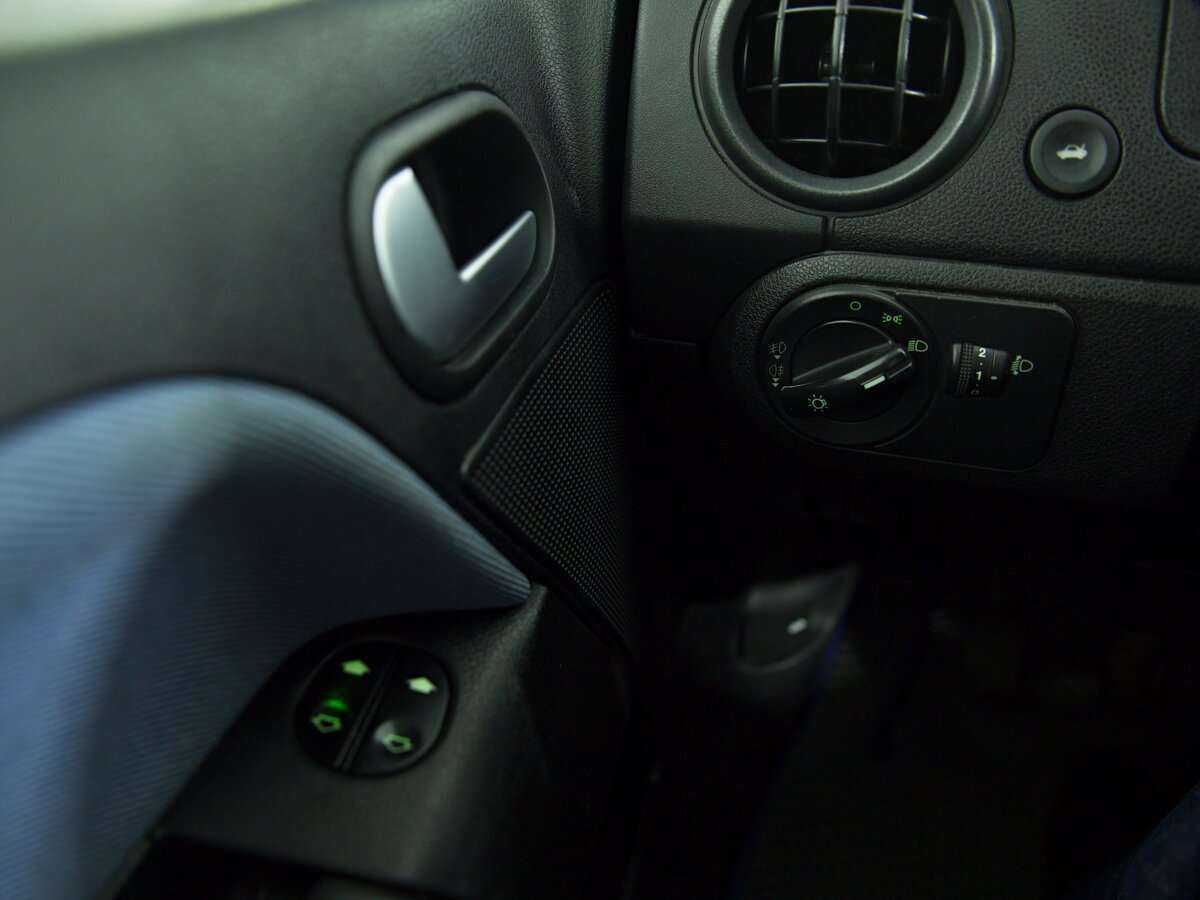 Ford Fusion с пробегом — 2005 год. Фото: #17