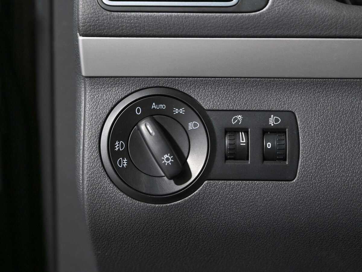 Volkswagen Touran с пробегом — 2013 год. Фото: #12