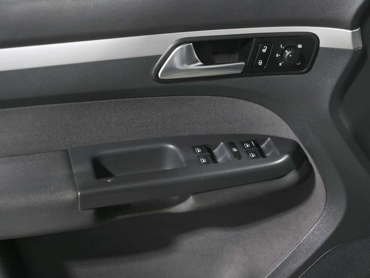 Volkswagen Touran с пробегом — 2013 год. Фото: #13