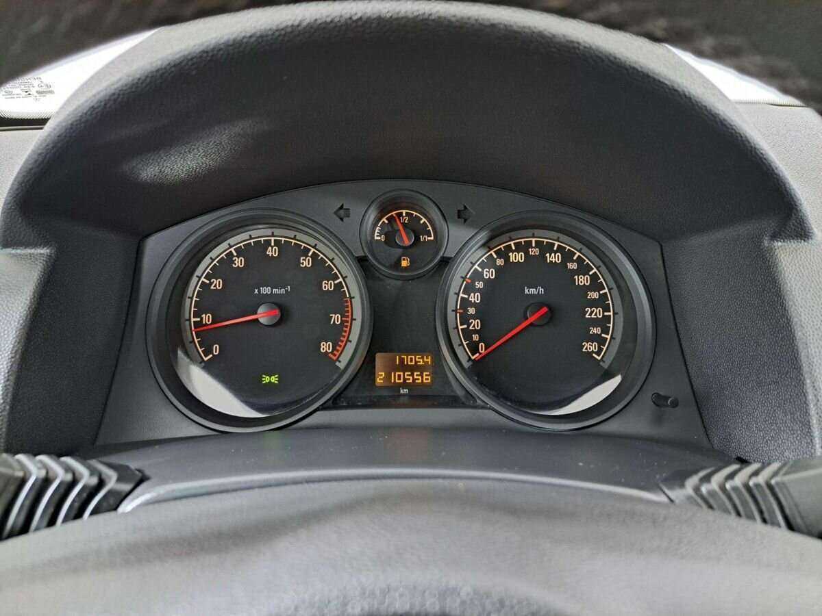 Opel Astra с пробегом — 2012 год. Фото: #10