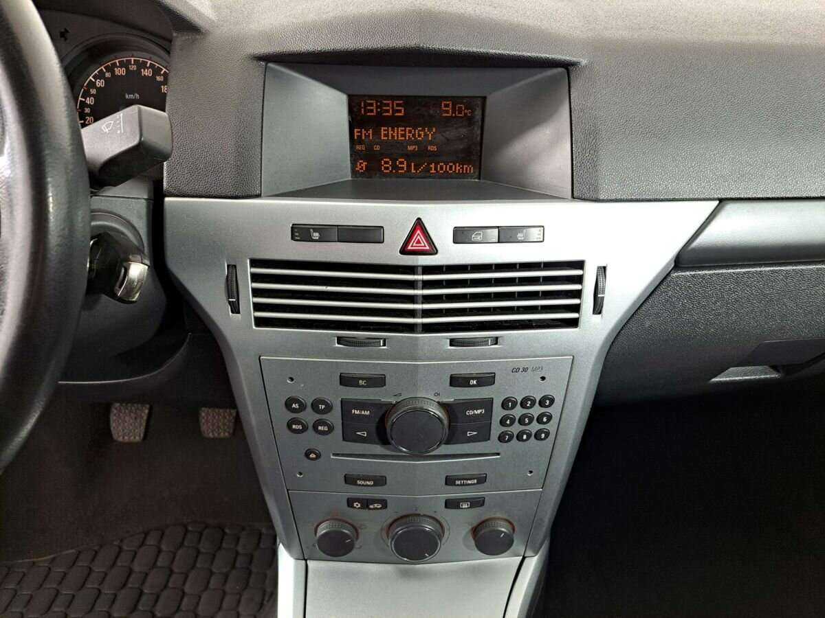 Opel Astra с пробегом — 2012 год. Фото: #12