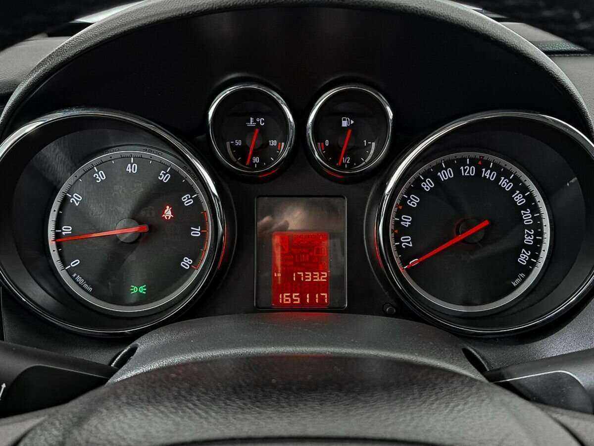 Opel Astra с пробегом — 2011 год. Фото: #12