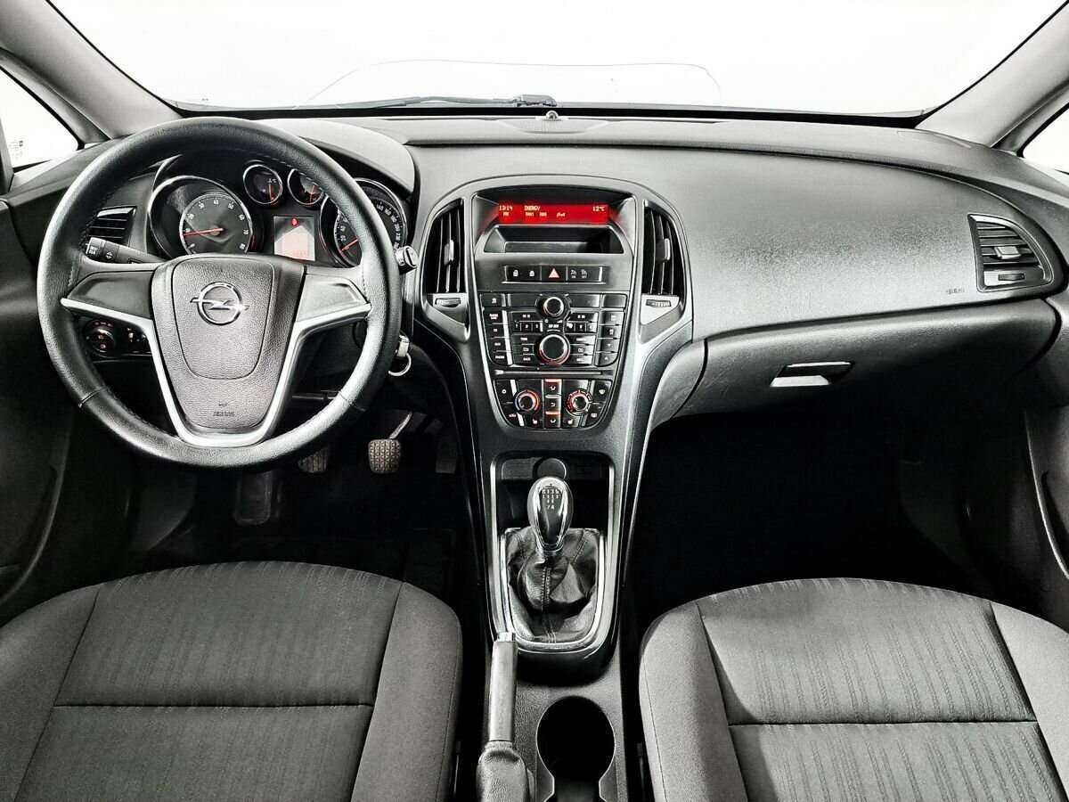 Opel Astra с пробегом — 2011 год. Фото: #13