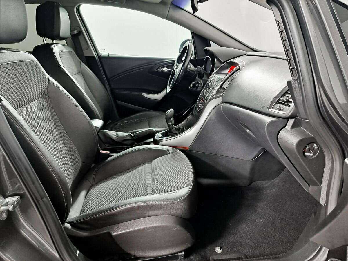 Opel Astra с пробегом — 2011 год. Фото: #10