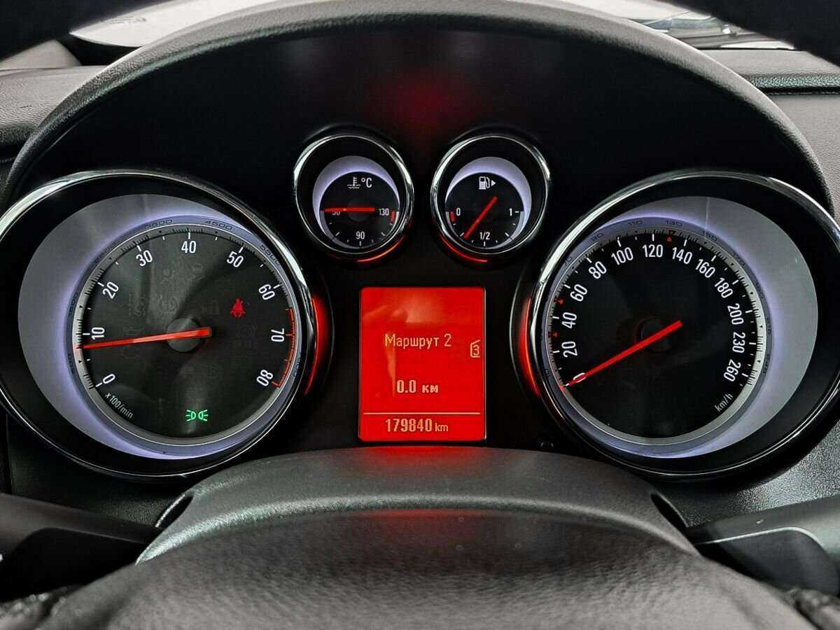 Opel Astra с пробегом — 2011 год. Фото: #12