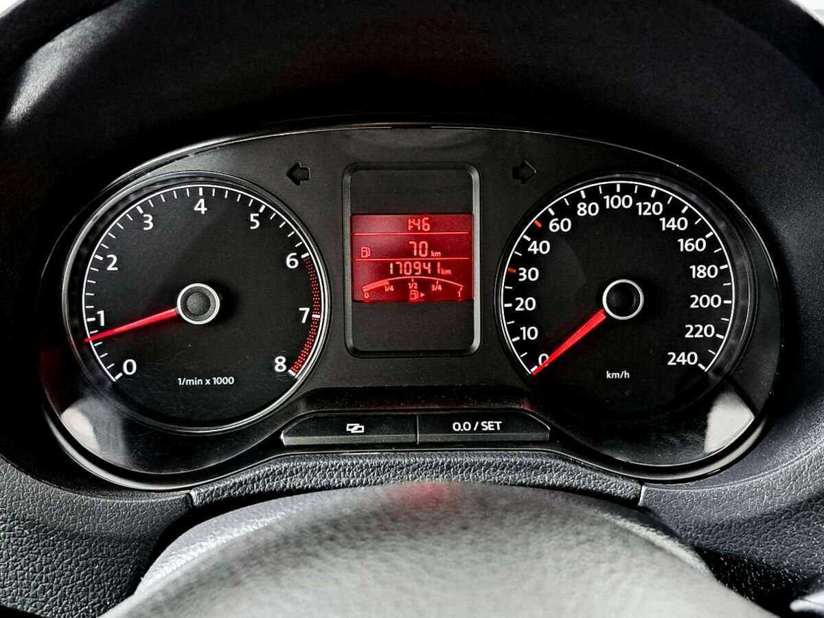 Volkswagen Polo с пробегом — 2011 год. Фото: #10