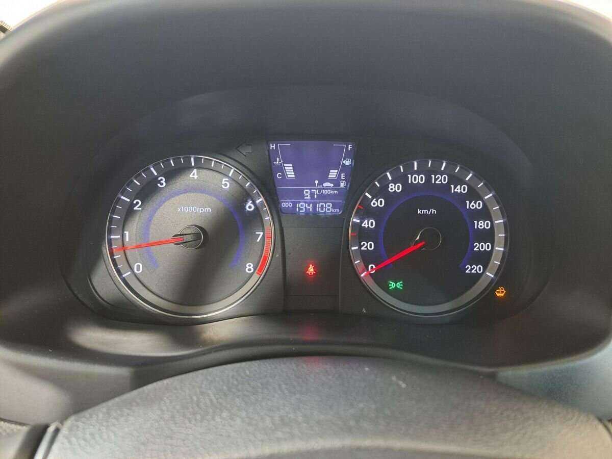 Hyundai Solaris с пробегом — 2011 год. Фото: #10