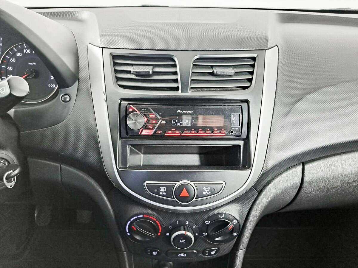 Hyundai Solaris с пробегом — 2011 год. Фото: #12