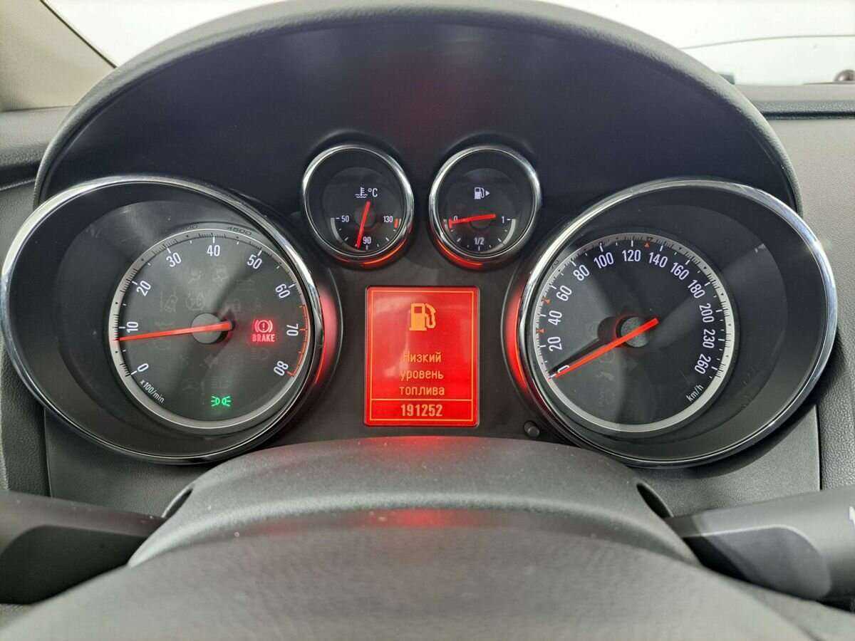 Opel Astra с пробегом — 2011 год. Фото: #9