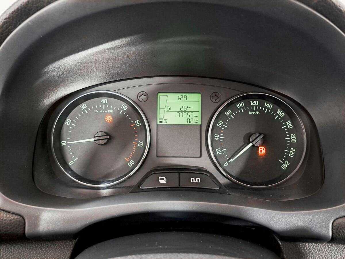 Skoda Fabia с пробегом — 2010 год. Фото: #10