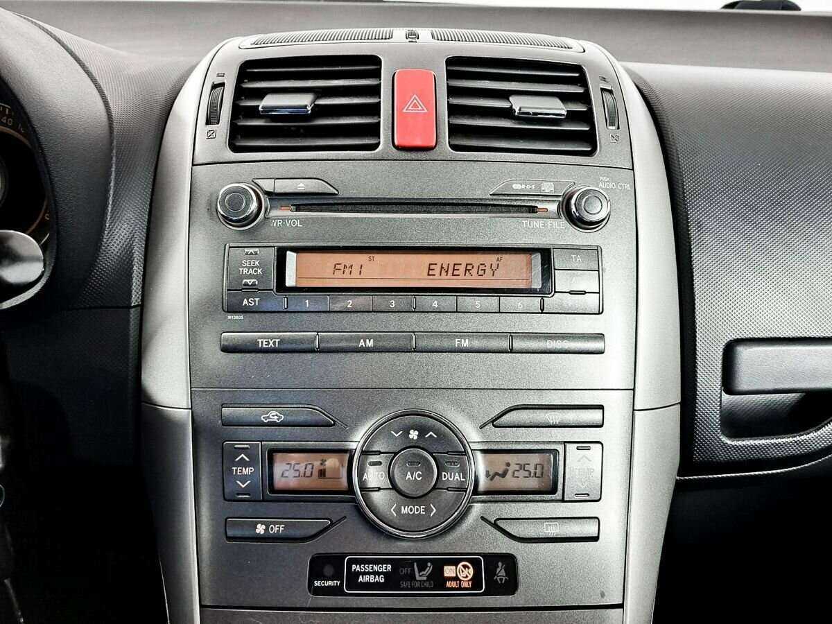 Toyota Auris с пробегом — 2008 год. Фото: #12