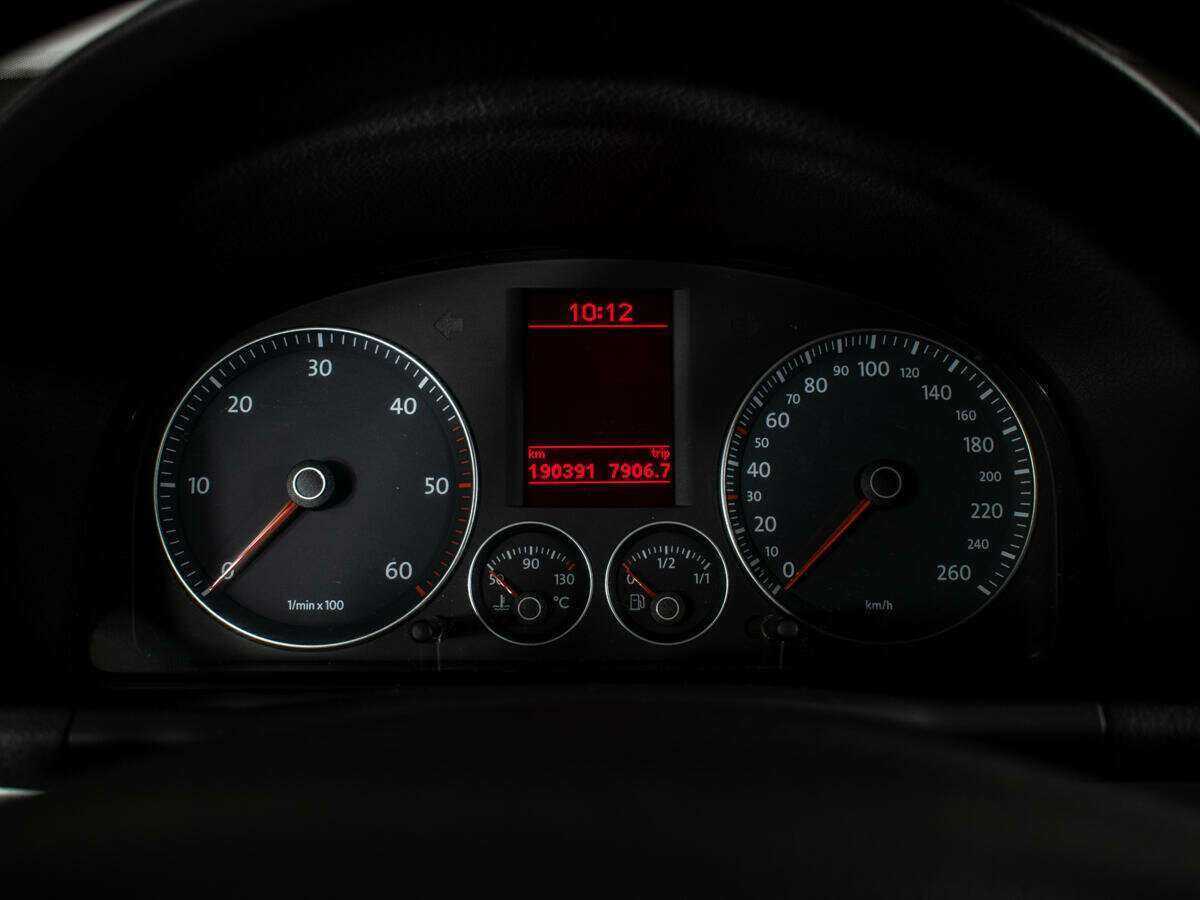 Volkswagen Touran с пробегом — 2008 год. Фото: #11