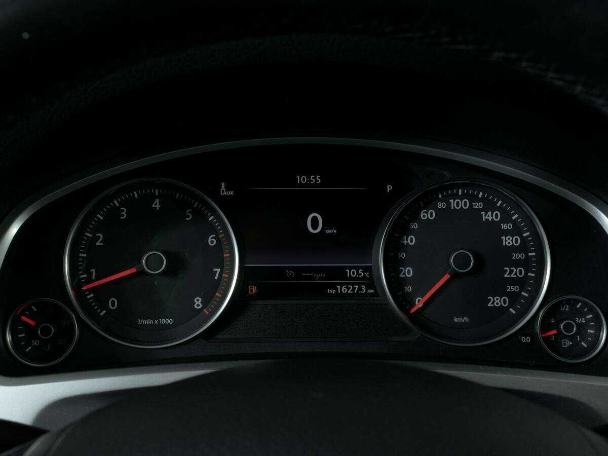 Volkswagen Touareg с пробегом — 2015 год. Фото: #12