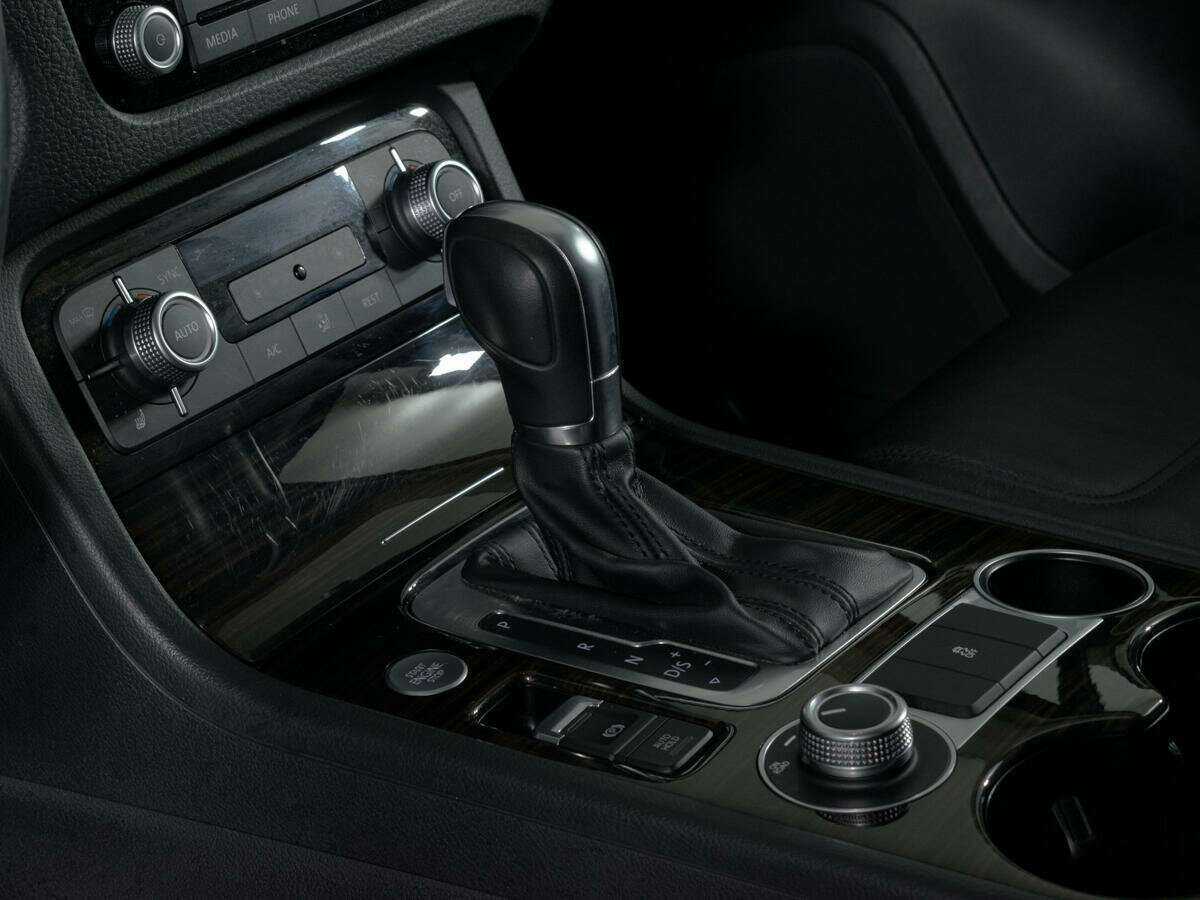 Volkswagen Touareg с пробегом — 2015 год. Фото: #14