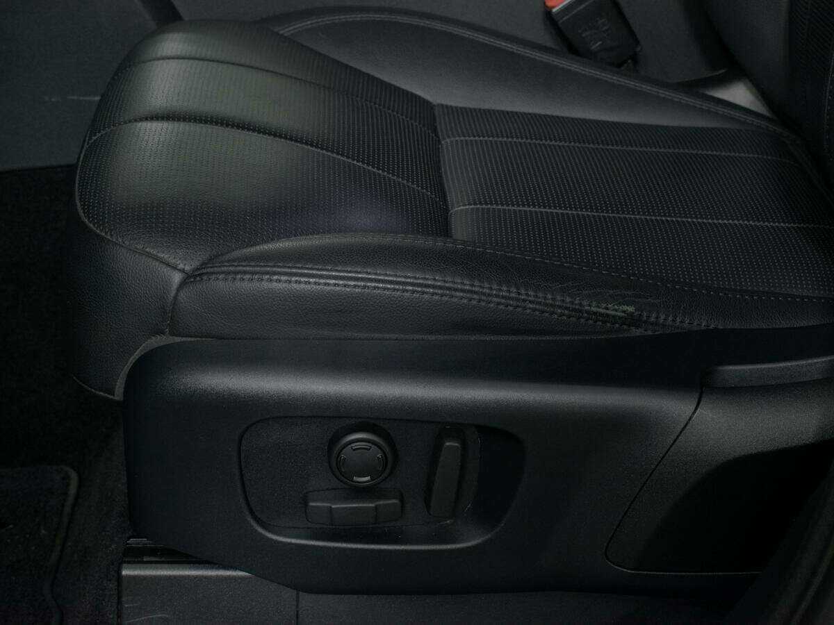 Land Rover Discovery с пробегом — 2018 год. Фото: #12