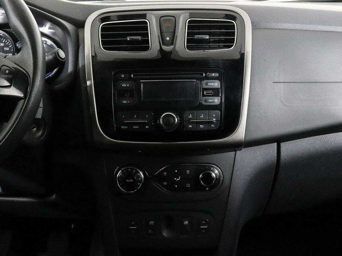 Renault Sandero с пробегом — 2015 год. Фото: #10