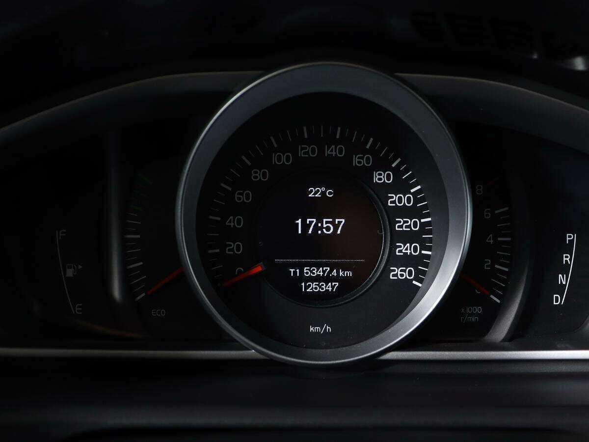 Volvo V40 Cross Country с пробегом — 2014 год. Фото: #8