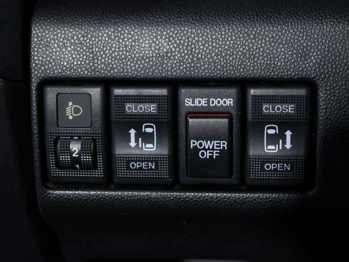 Mazda 5 с пробегом — 2008 год. Фото: #16