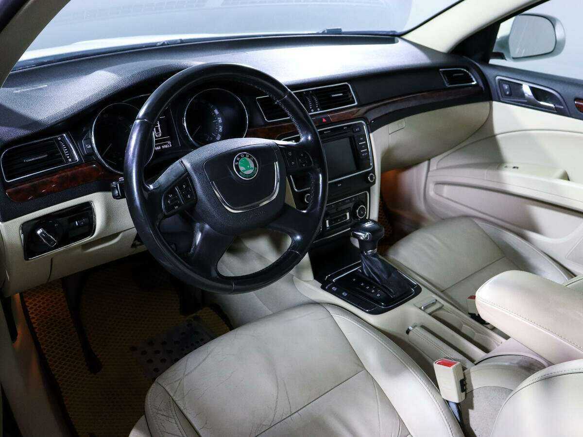 Skoda Superb с пробегом — 2011 год. Фото: #11