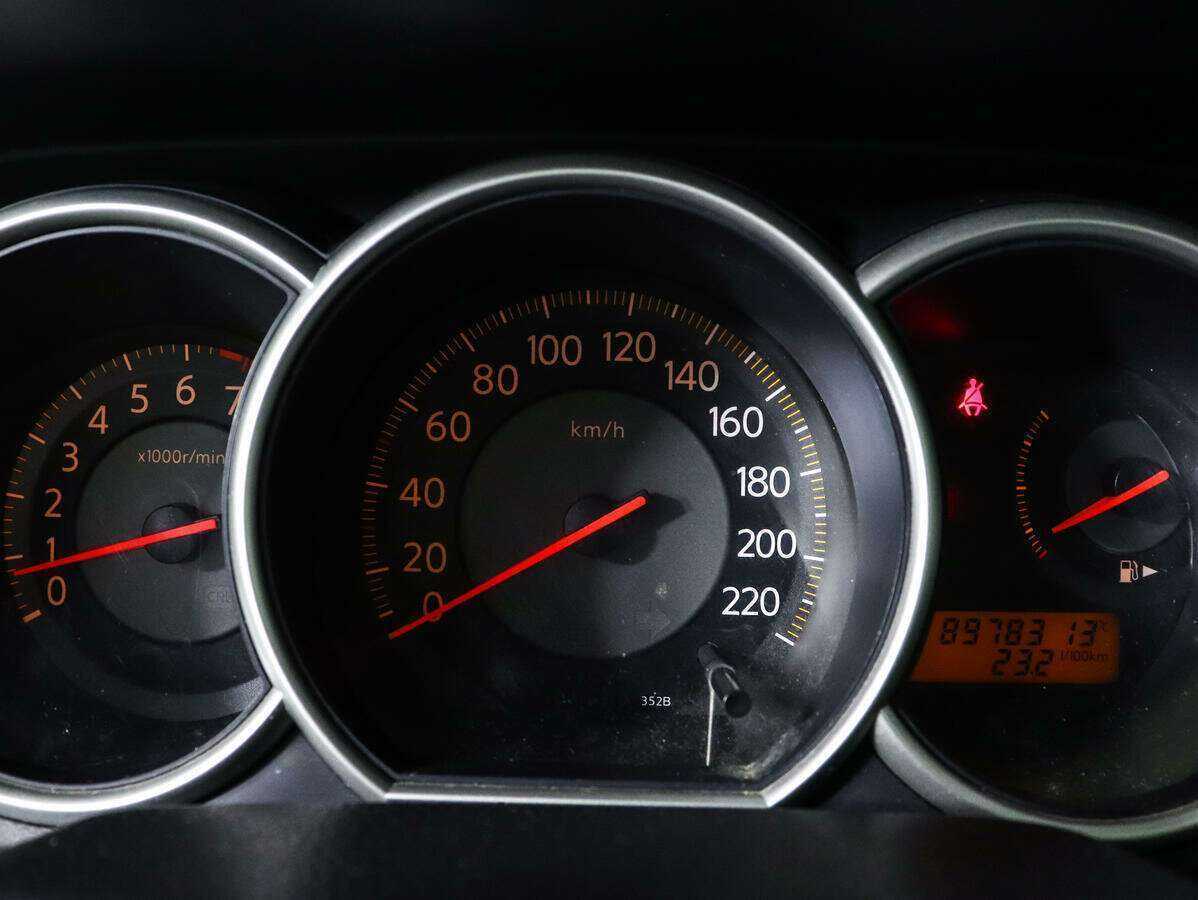 Nissan Tiida с пробегом — 2008 год. Фото: #8