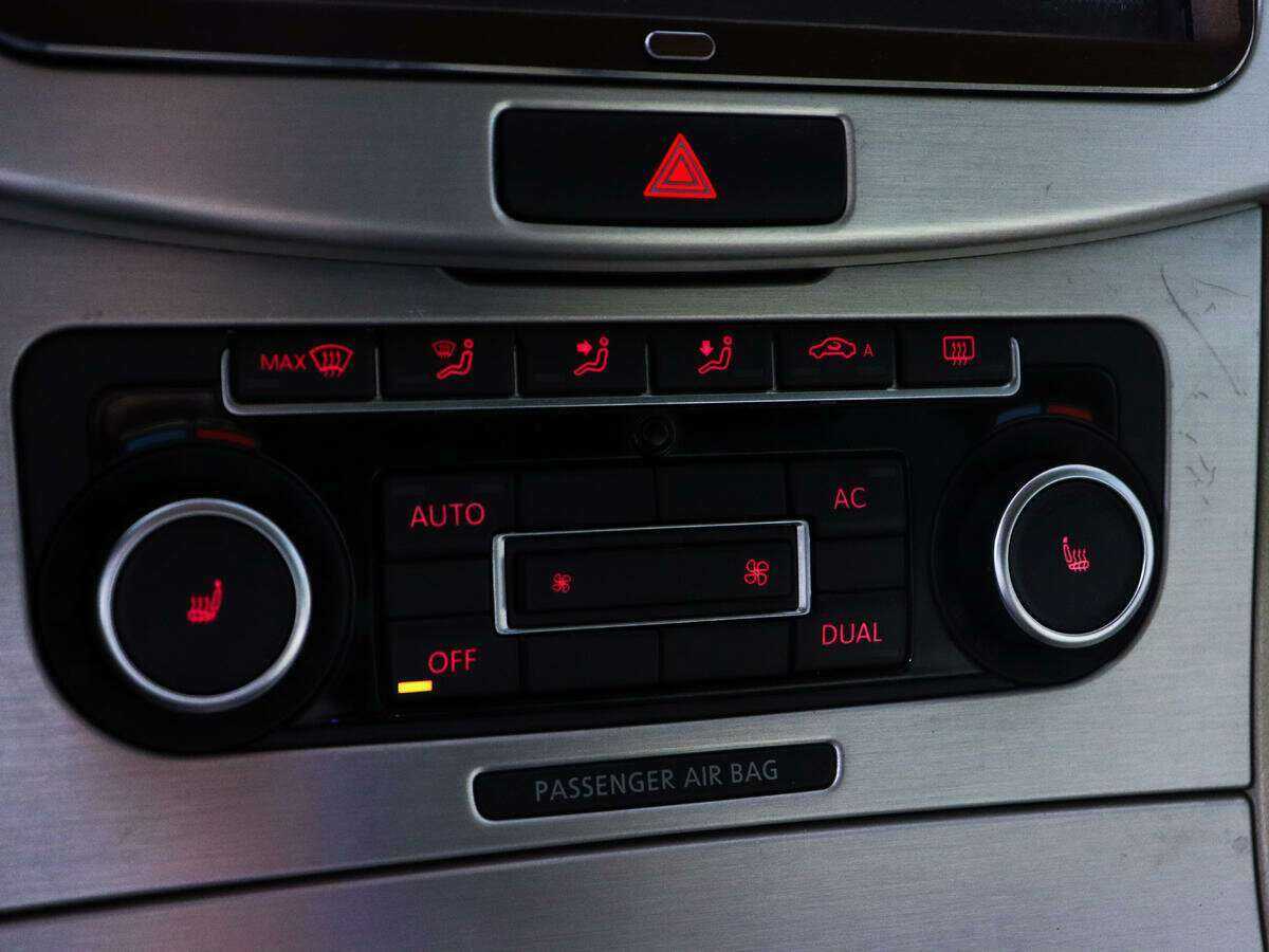 Volkswagen Passat CC с пробегом — 2011 год. Фото: #17