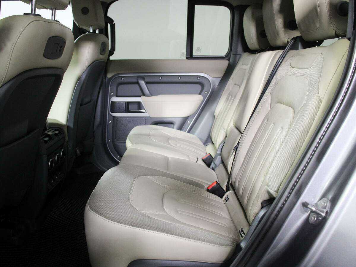 Land Rover Defender с пробегом — 2020 год. Фото: #8