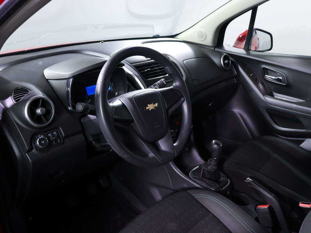 Chevrolet Tracker с пробегом — 2015 год. Фото: #12
