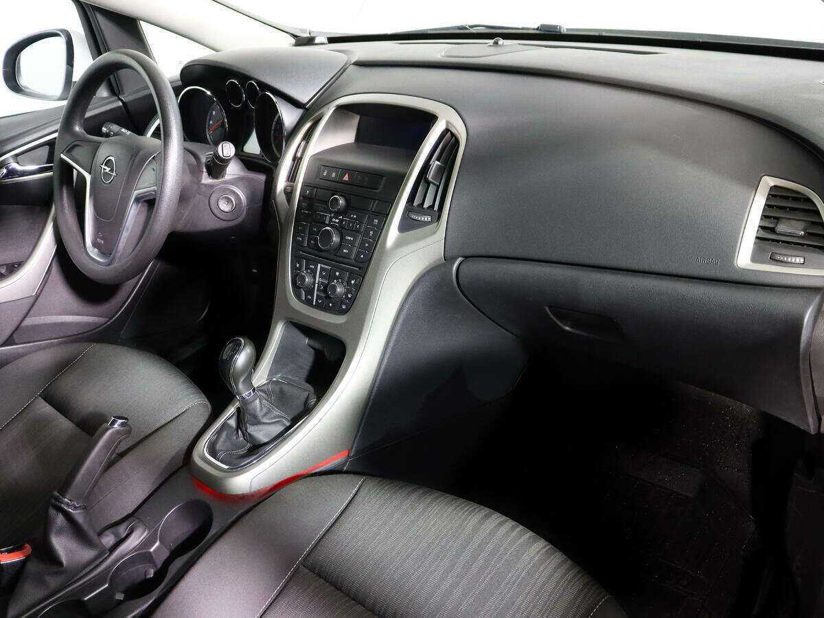 Opel Astra с пробегом — 2011 год. Фото: #6