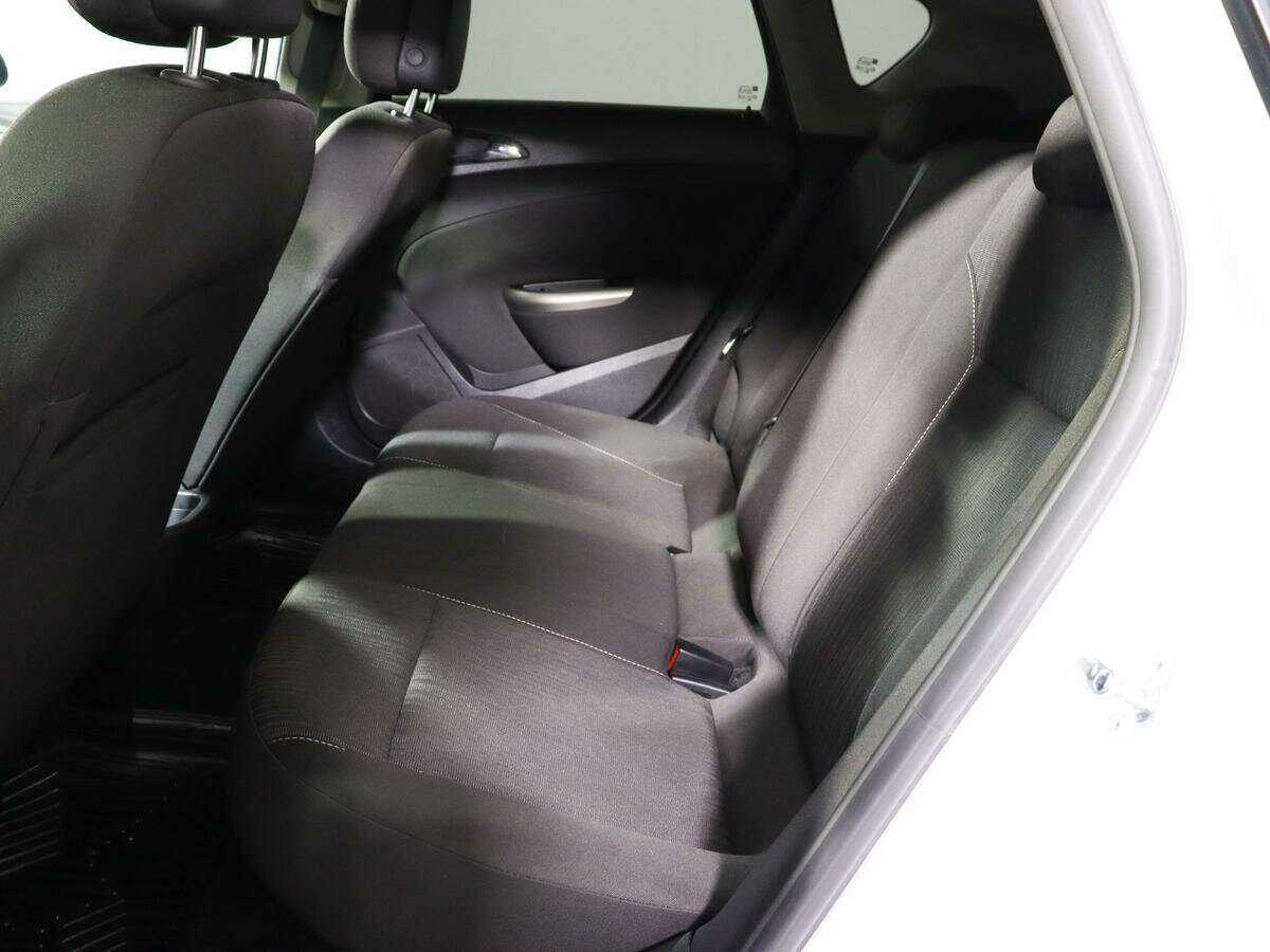 Opel Astra с пробегом — 2011 год. Фото: #7