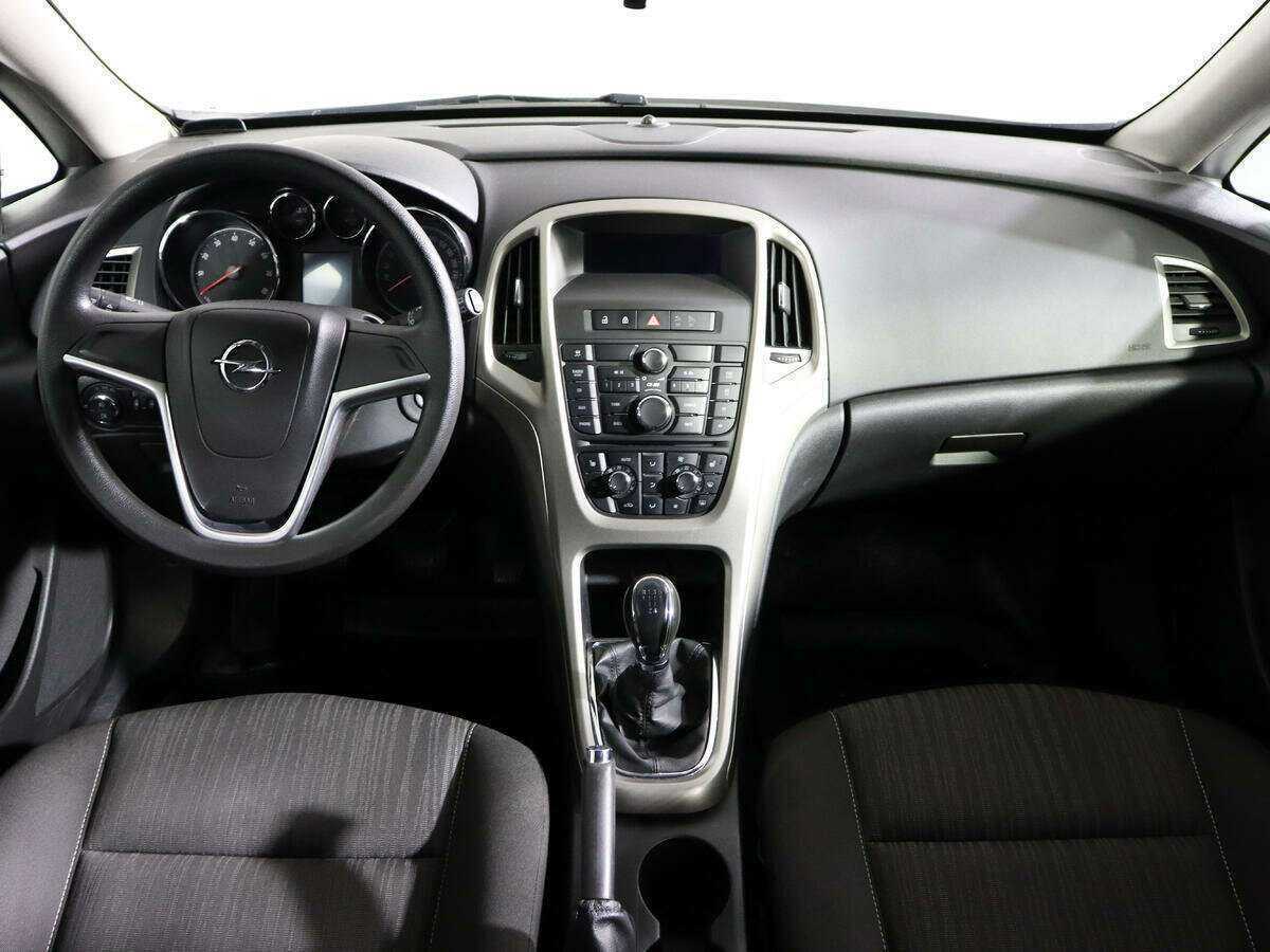 Opel Astra с пробегом — 2011 год. Фото: #9
